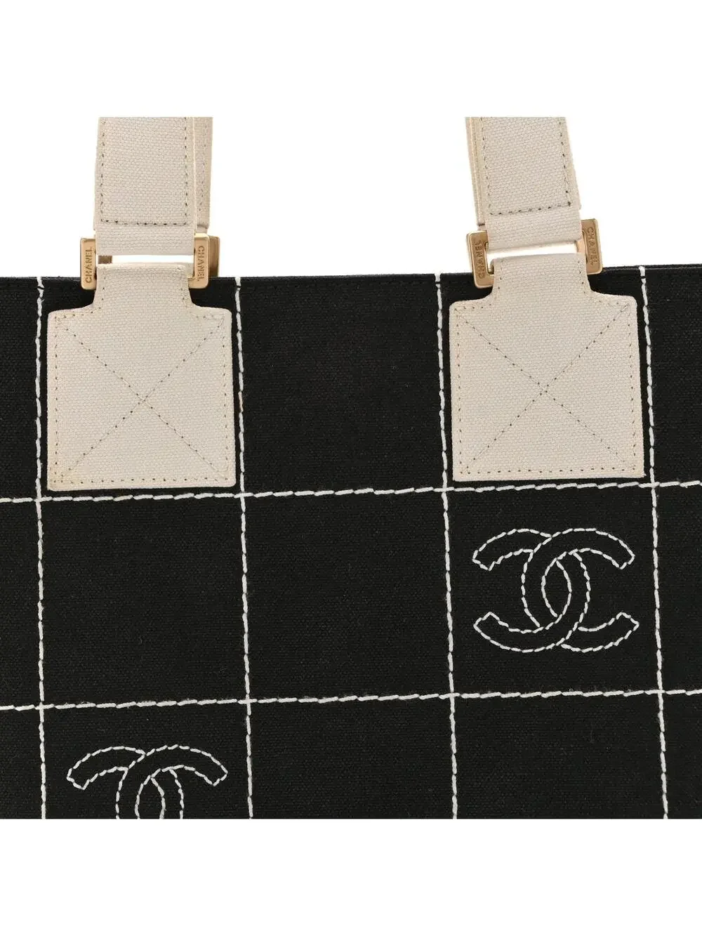 CHANEL indulge timeless